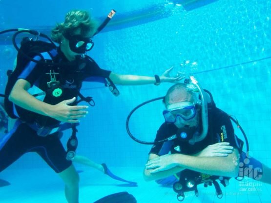 Instructor teaching the Fin Pivot method for Neutral Buoyancy